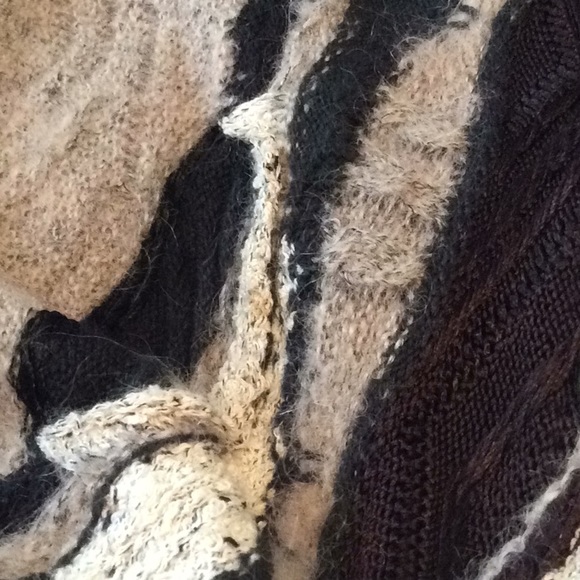 Women’s top of the line Coogi sweater - Picture 3 of 6